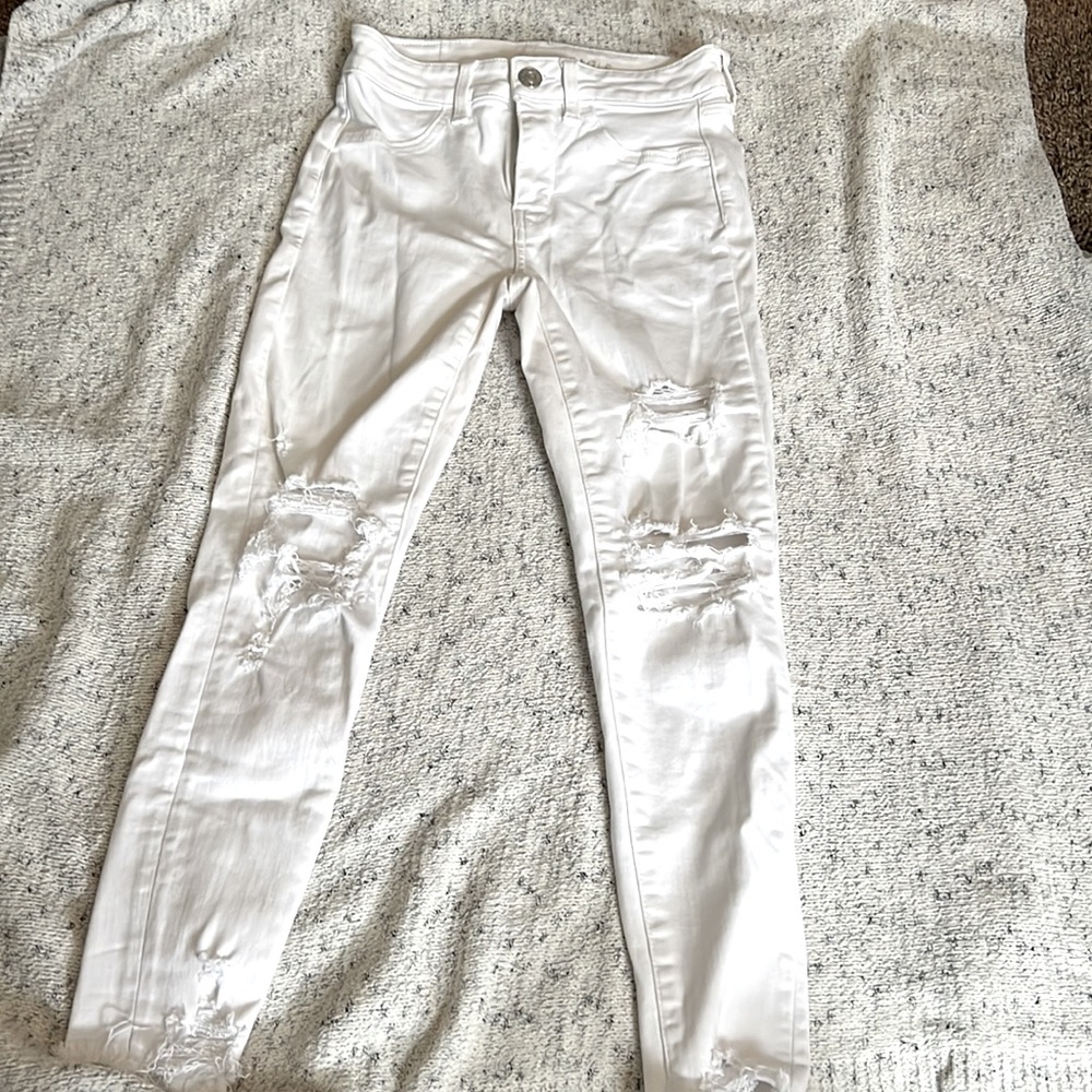 American Eagle Outfitters size 2 Next Level Stretch white ripped jeans!